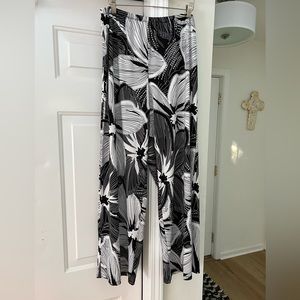 Melissa paige. Beautiful wide leg/ stretchable fabric. Black and white.